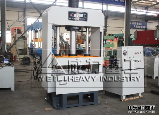 100噸龍門(mén)油壓機(jī)生產(chǎn)車(chē)間