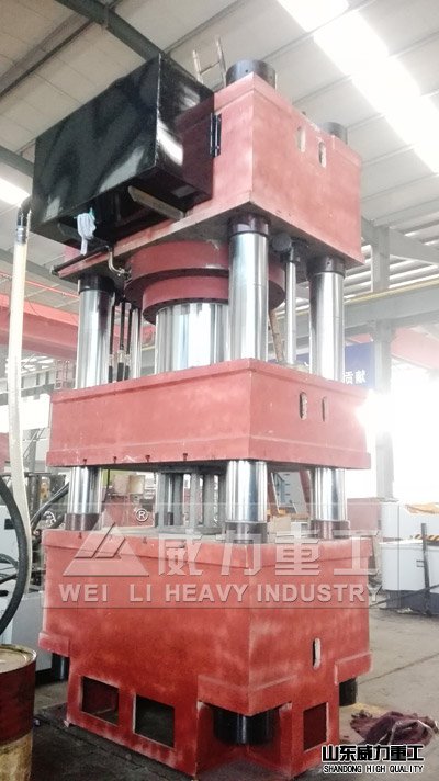 1300噸四柱液壓機(jī)車間加工完成(為噴漆)