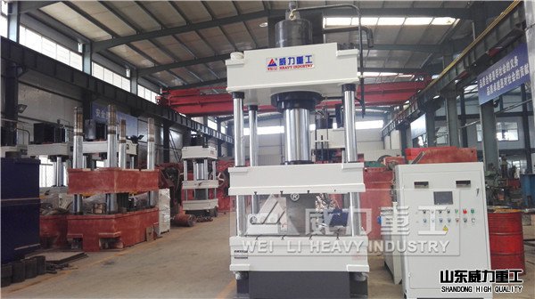 200噸油壓機(jī)一次多塊壓制魚(yú)餌塊