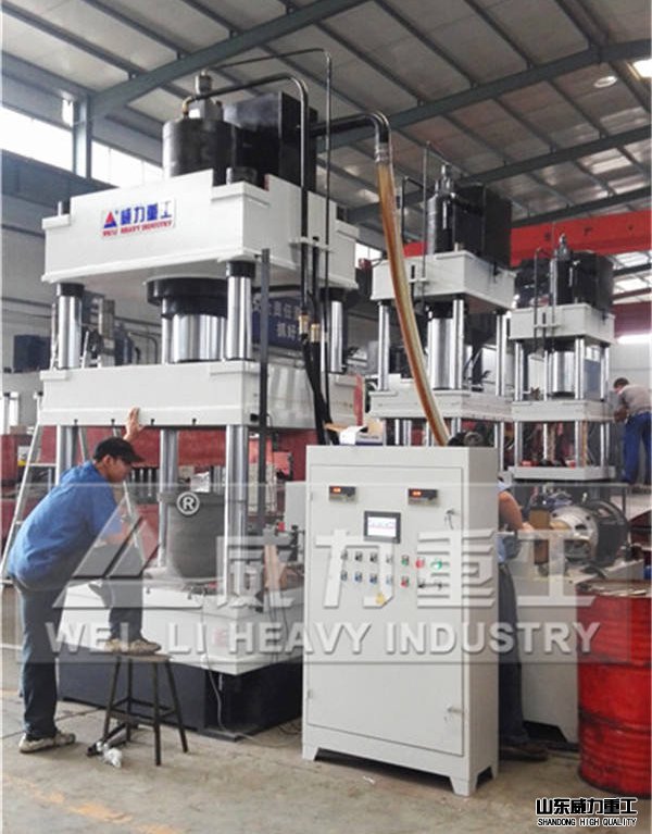 魚(yú)餌塊成型四柱油壓機(jī)調(diào)試狀態(tài)