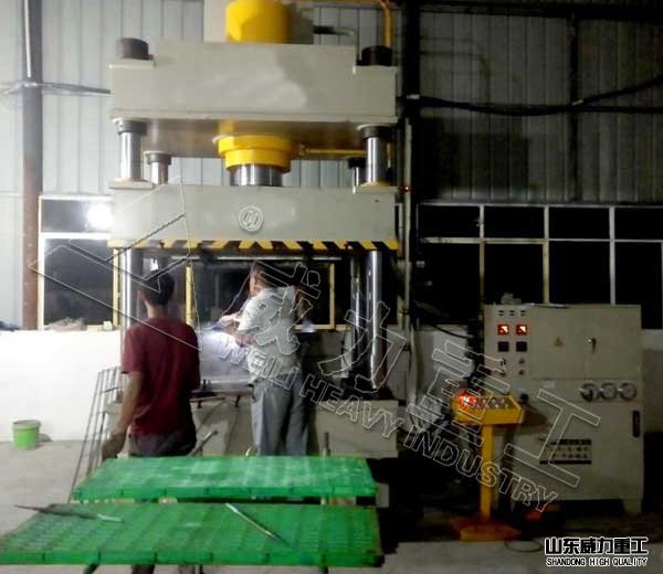 復(fù)合漏糞板成型油壓機客戶使用現(xiàn)場